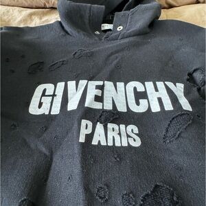GIVENCHY PARIS DESTROYED HOODIE |
OVERSIZED FIT